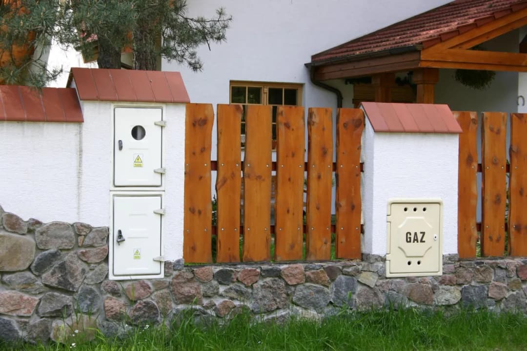 Ile kosztuje doprowadzenie prądu do działki? Sprawdź ukryte koszty