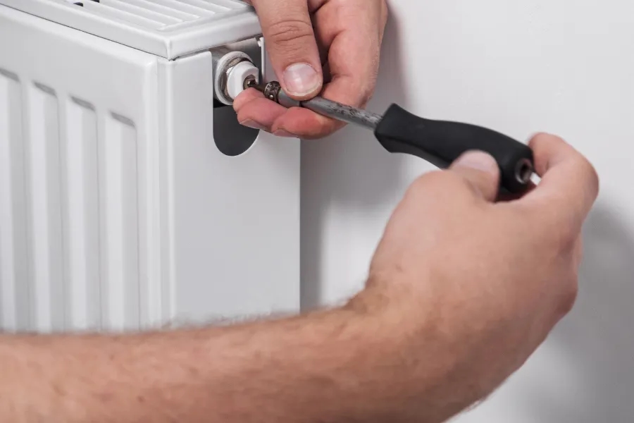 Jak odpowietrzyć grzejnik żeberkowy i uniknąć problemów z ciepłem