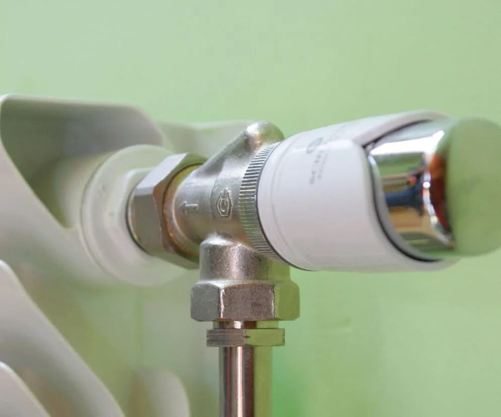 Jak odkręcić termostat w grzejniku: proste kroki i ważne wskazówki