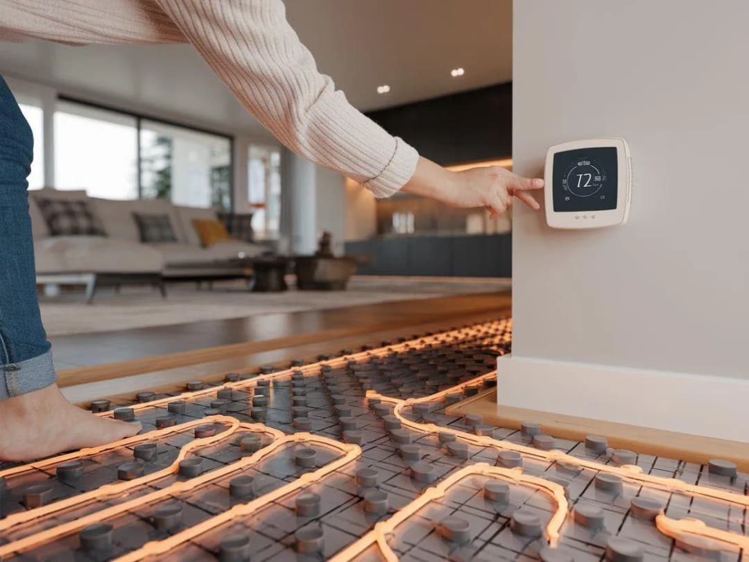 Jak skutecznie sterować ogrzewaniem podłogowym i obniżyć rachunki za energię