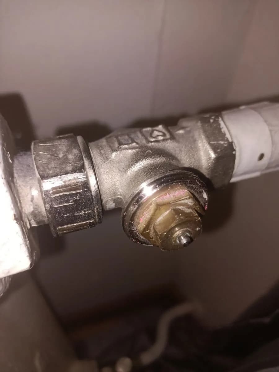 W którą stronę zakręcić grzejnik, aby uniknąć błędów i oszczędzać energię?