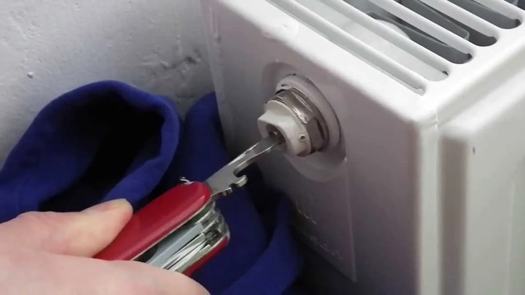 Jak wymienić odpowietrznik w grzejniku bez błędów i kosztownych napraw
