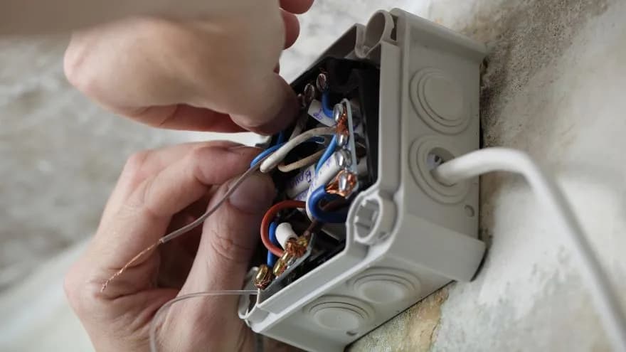 Jak podłączyć zasilacz LED do prądu bez ryzyka uszkodzenia sprzętu