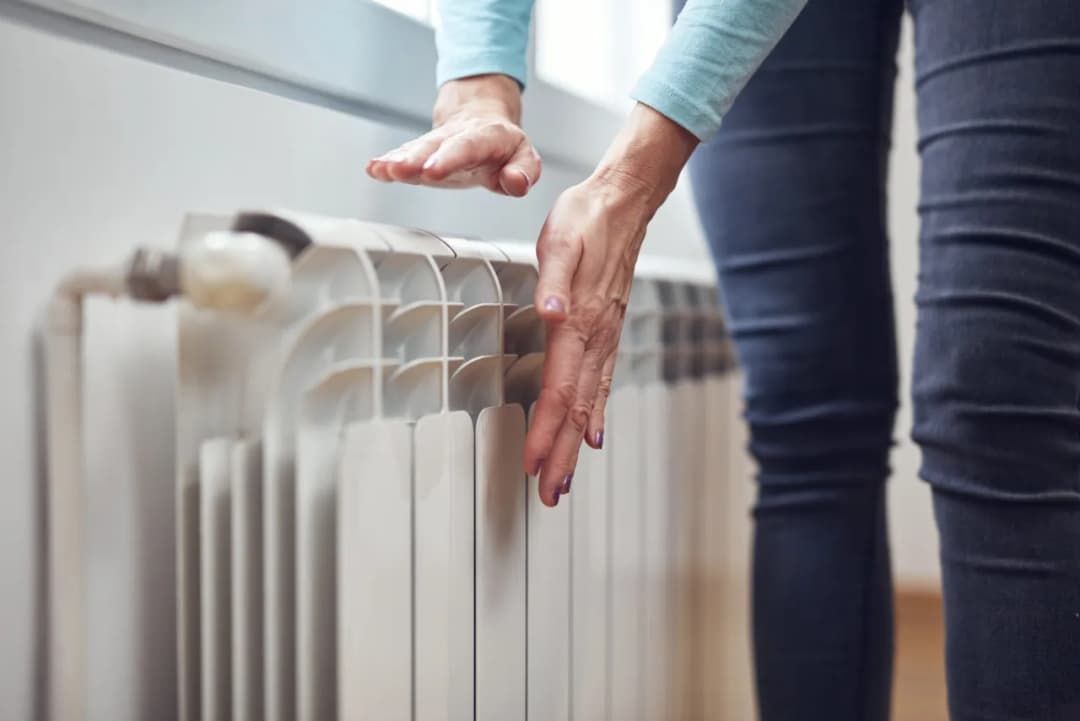 Dlaczego grzejnik jest zimny na dole? Przyczyny i proste sposoby naprawy