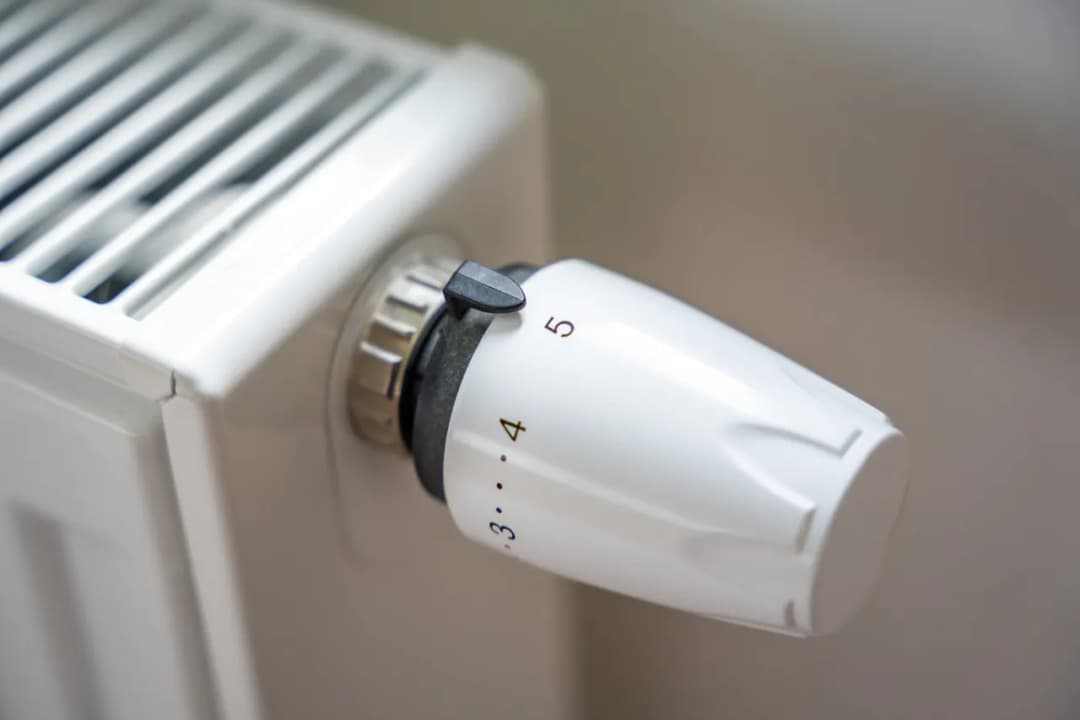 Jak działa termostat w grzejniku i jak zaoszczędzić na ogrzewaniu