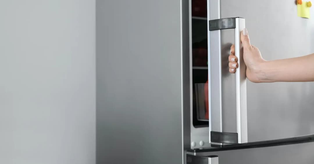 Kiedy lodówka pobiera więcej prądu? Oto sytuacje, których unikniesz Kiedy lodówka pobiera więcej prądu? Oto sytuacje, których unikniesz