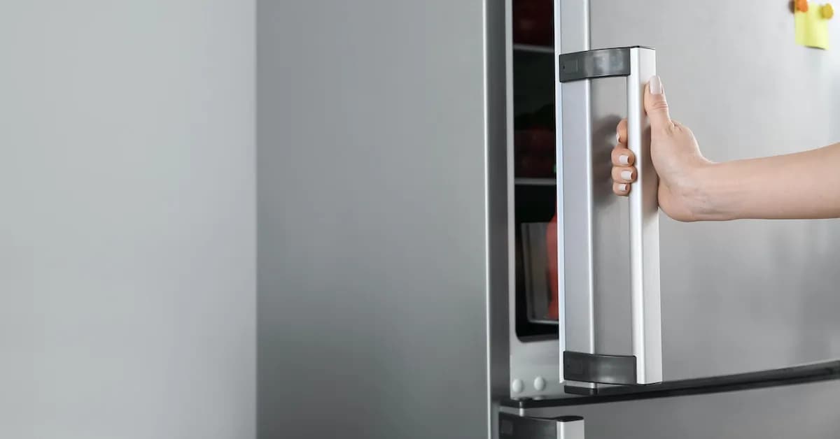 Kiedy lodówka pobiera więcej prądu? Oto sytuacje, których unikniesz