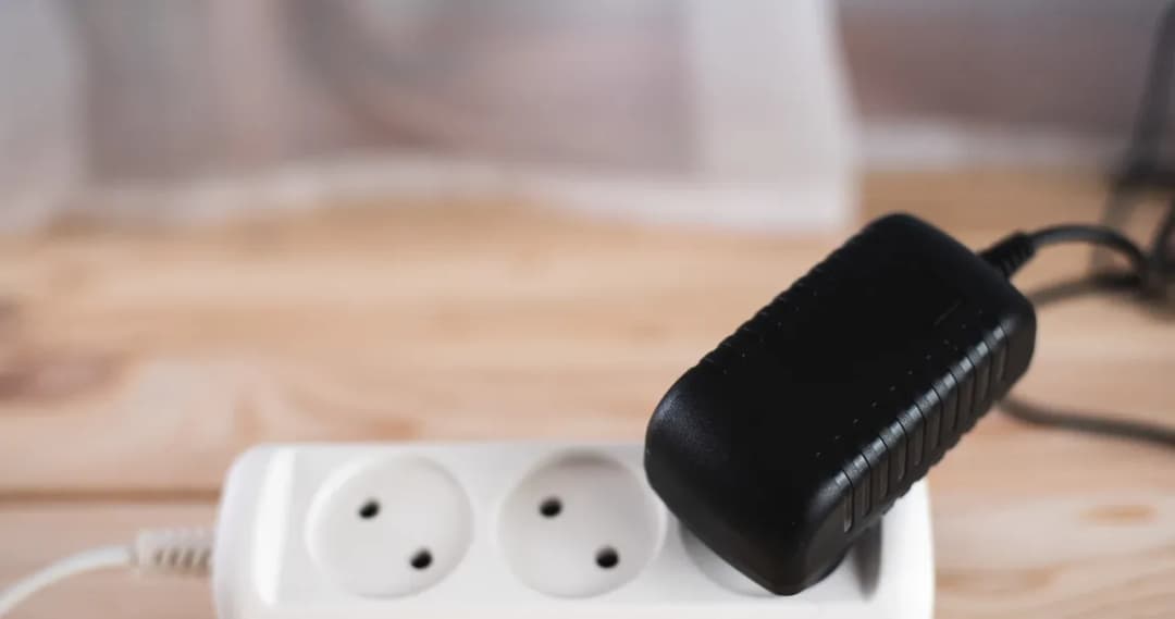 Czy ładowarka pobiera prąd? Sprawdź, ile naprawdę zużywa energii