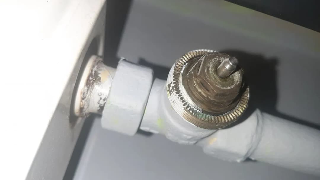 Jak wymienić zawór w grzejniku i uniknąć kosztownych napraw