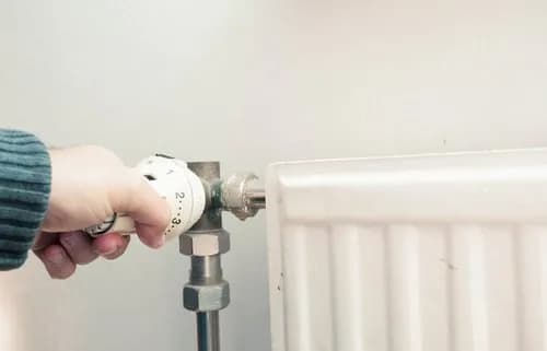 Dlaczego grzejnik się zapowietrza? Poznaj przyczyny i rozwiązania