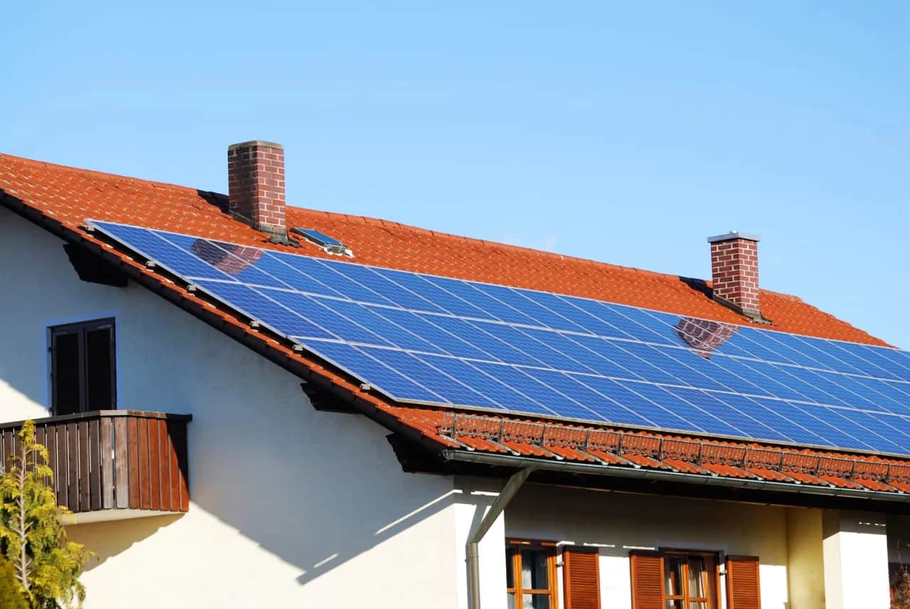 Fotowoltaika w nowym domu – czy przysługuje ci dofinansowanie?